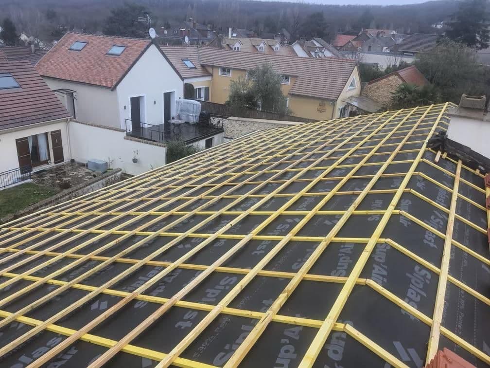 Grand pan de toiture préparé avec écran et liteaux avant pose des tuiles