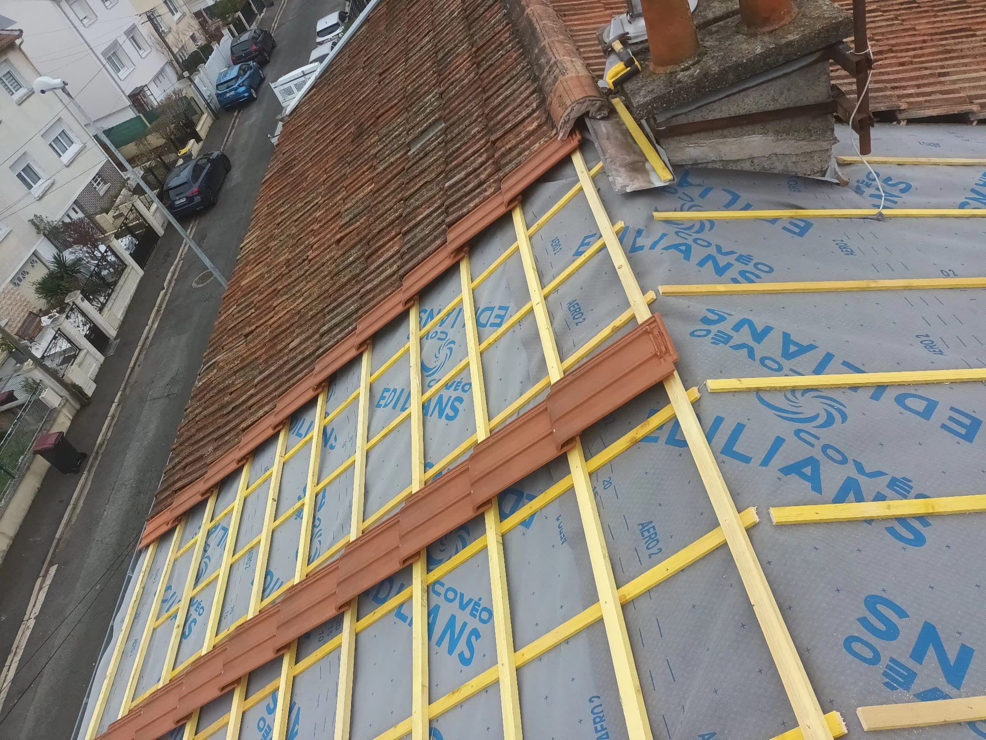Rénovation d’une toiture en tuiles avec écran de sous-toiture et liteaux