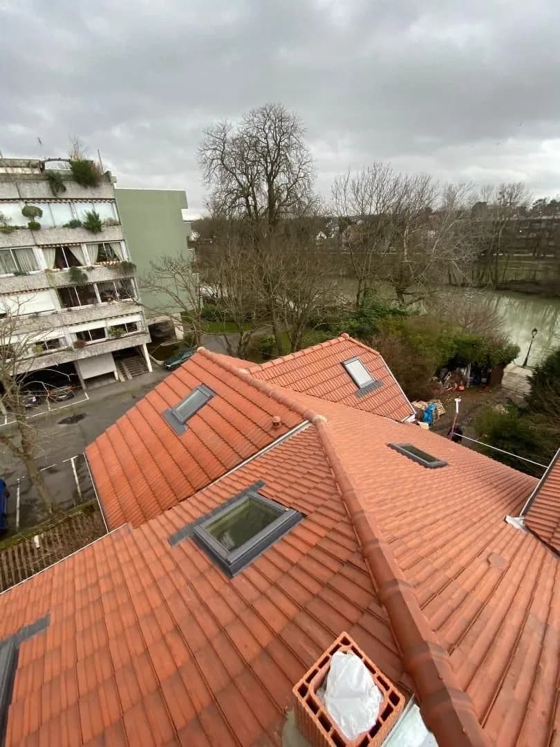 Plusieurs fenêtres de toit intégrées dans une couverture en tuiles