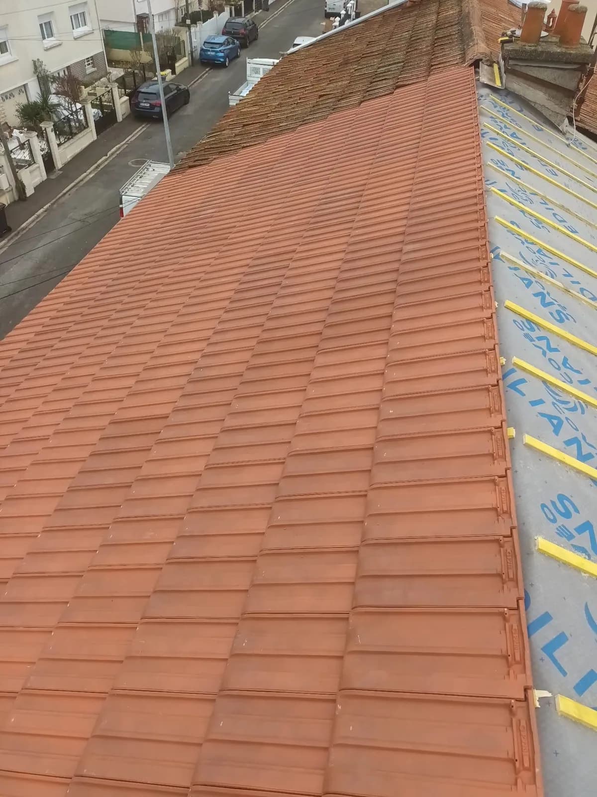 Nouvelle couverture en tuiles posée lors d’une rénovation à Seclin